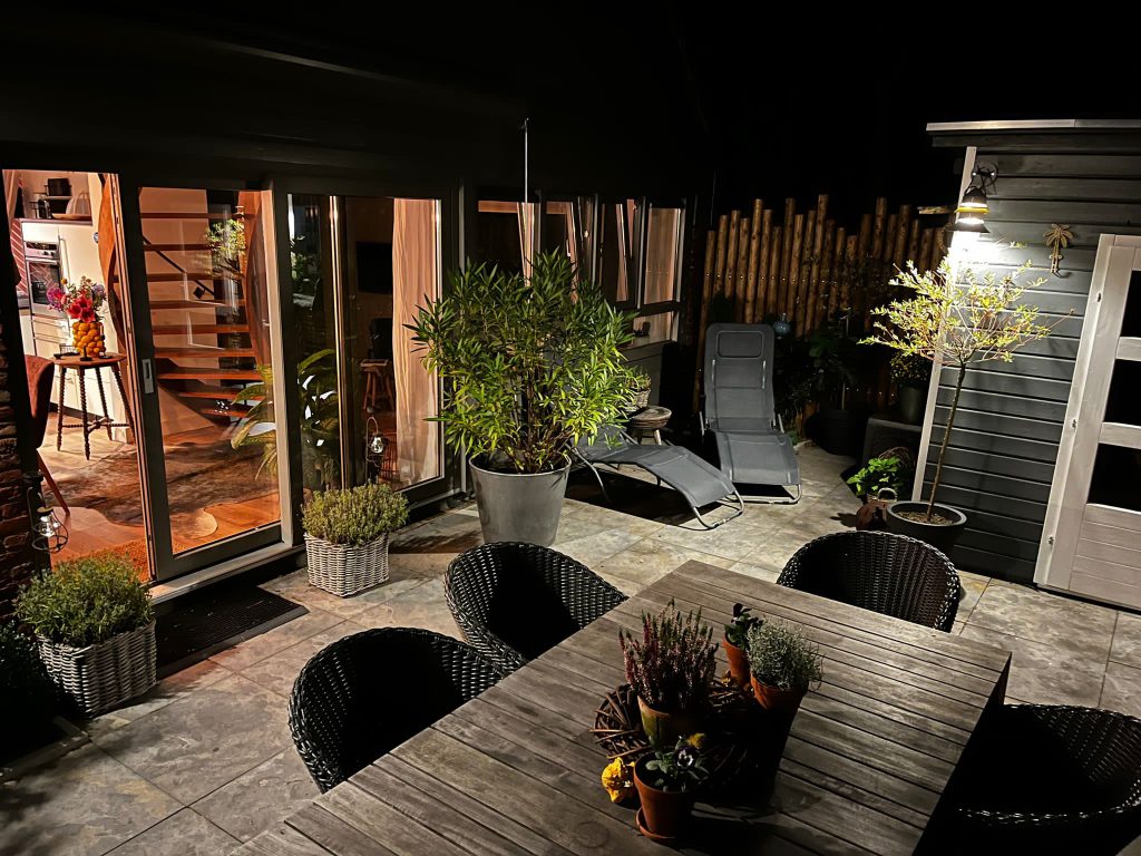 Aussen_Hof_Gartentisch_beleuchtet_56